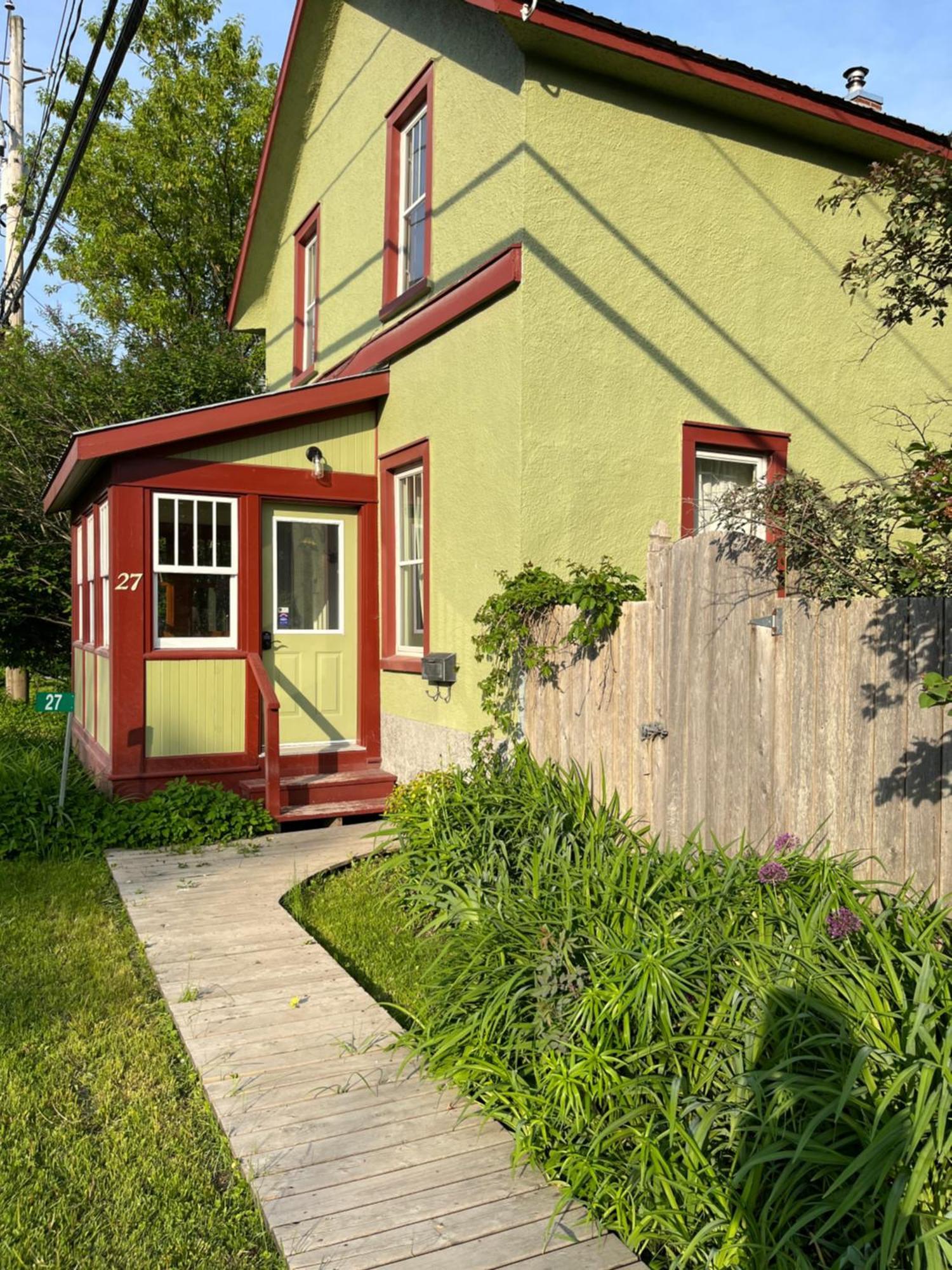 Retro-Chic Retreat In The Heart Of Wakefield Apartment Exterior photo